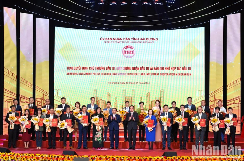 Los dos funcionarios e inversores en la provincia de Hai Duong. Los dos funcionarios e inversores en la provincia de Hai Duong.