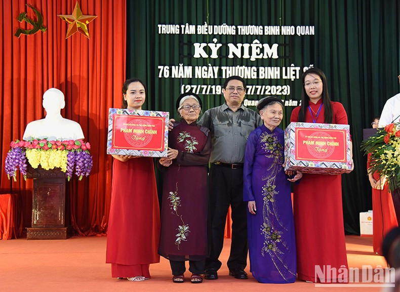 Entrega de regalos a dos Madres Heroicas Vietnamitas en la reunión.