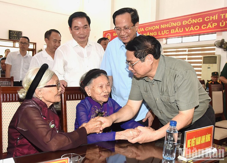 El premier visita a dos Madres Heroicas Vietnamitas (título conferido por el Estado a las mujeres con enormes aportes a la Revolución).