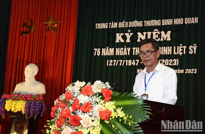 Un representante del centro informa las actividades de su establecimiento.