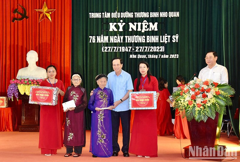 El ministro de Trabajo, Inválidos de Guerra y Asuntos Sociales otorga regalos a las Madres Heroicas Vietnamitas.