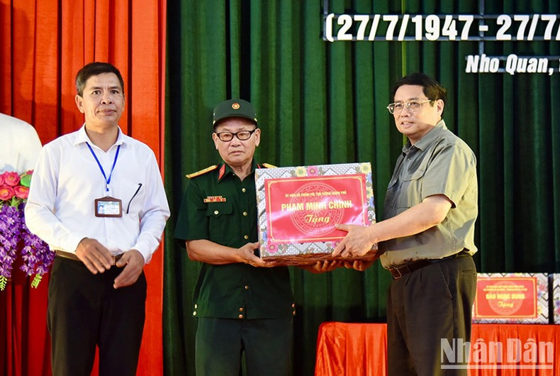 Entrega de regalos a los excombatientes atendidos por el centro y su personal.