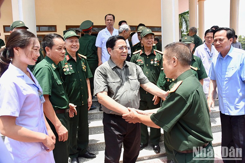 Charla con veteranos en el centro.