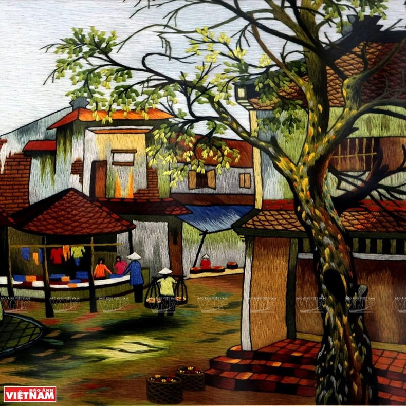 Pintura de bordado de artista de la aldea de Quat Dong.