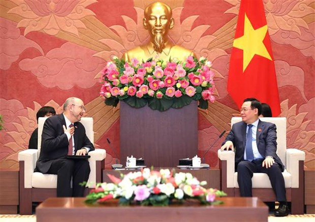 El presidente de la Asamblea Nacional de Vietnam, Vuong Dinh Hue, dialoga con el jefe de la misión diplomática de Suiza en el país, Thomas Gass. (Fotografía: VNA) El presidente de la Asamblea Nacional de Vietnam, Vuong Dinh Hue, dialoga con el jefe de la misión diplomática de Suiza en el país, Thomas Gass. (Fotografía: VNA)