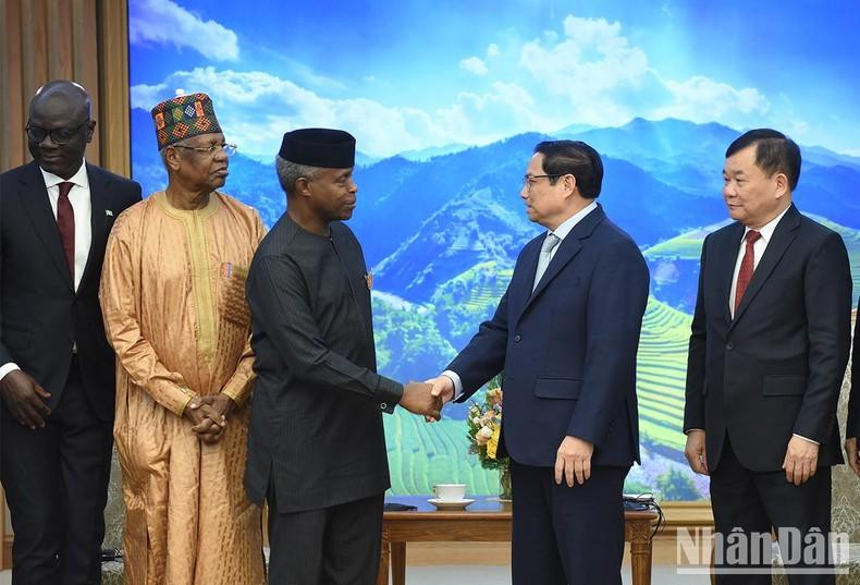 Minh Chinh se despide del visitante. Minh Chinh se despide del visitante.