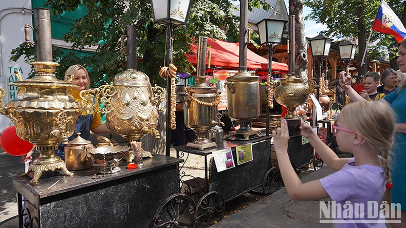 Los samovares, tetera tradicional de los rusos, son otra atracción del festejo. Los samovares, tetera tradicional de los rusos, son otra atracción del festejo.