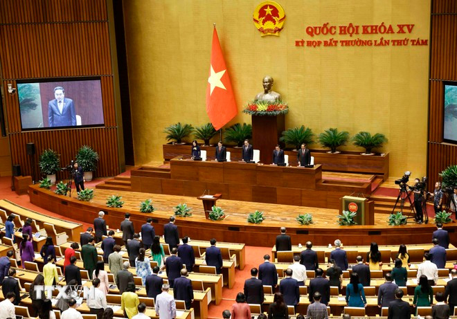 Los participantes guardan un minuto de silencio en homenaje al secretario general del Partido Nguyen Phu Trong (1944-2024). Los participantes guardan un minuto de silencio en homenaje al secretario general del Partido Nguyen Phu Trong (1944-2024).