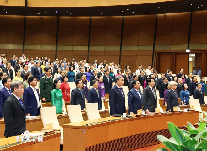 En el acto de saludo a bandera. En el acto de saludo a bandera.
