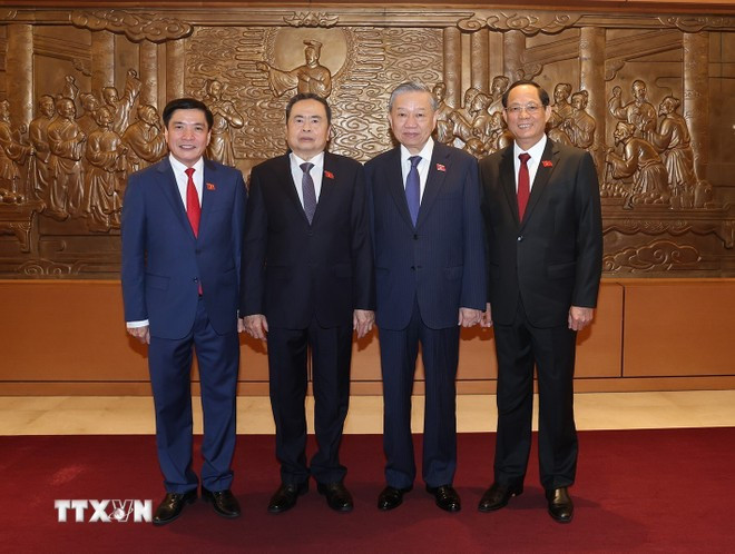El máximo dirigente del país y directivos de la Asamblea Nacional. El máximo dirigente del país y directivos de la Asamblea Nacional.