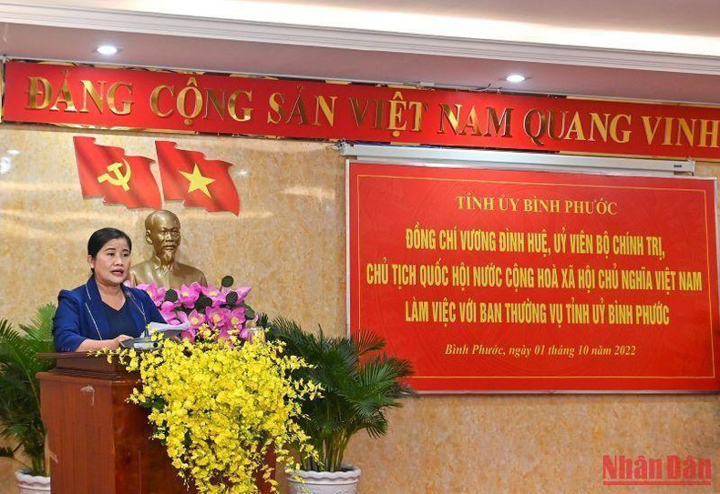 La presidenta del Comité Popular provincial, Tran Tue Hien, interviene en la sesión. La presidenta del Comité Popular provincial, Tran Tue Hien, interviene en la sesión.