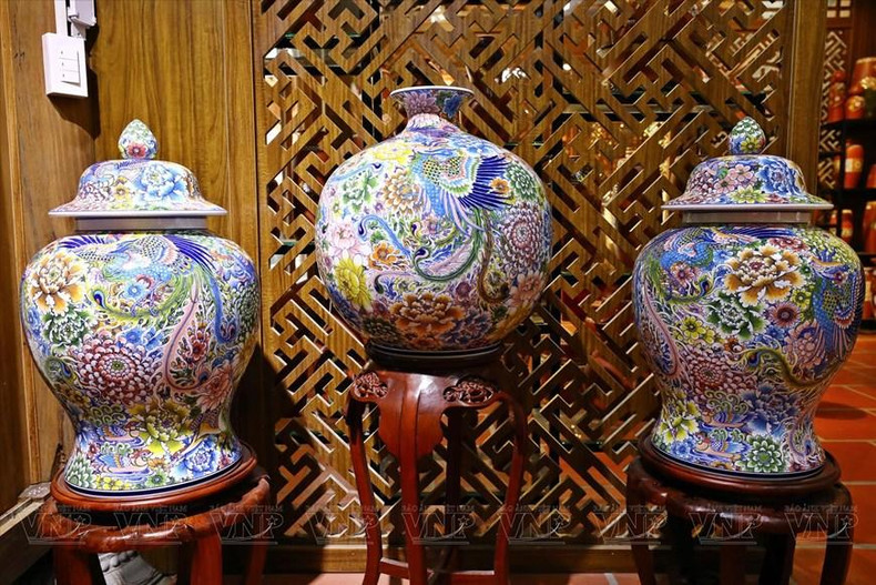 Productos cerámicos en exhibición. (Fotografía: VNA)