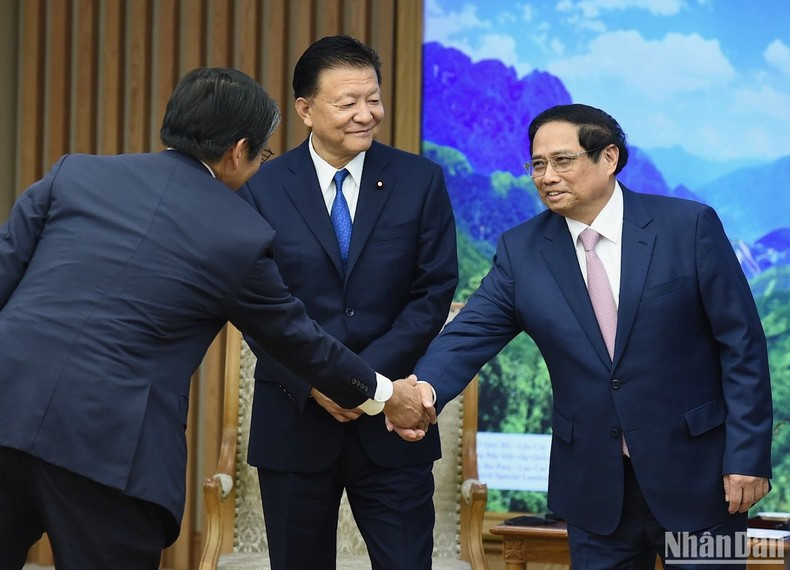 Minh Chinh recibe a miembros de la delegación nipona.