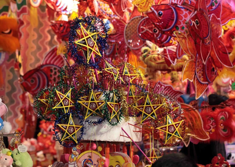 Brillantes juguetes del Festival del Medio Otoño en la calle de Hang Ma. Brillantes juguetes del Festival del Medio Otoño en la calle de Hang Ma.