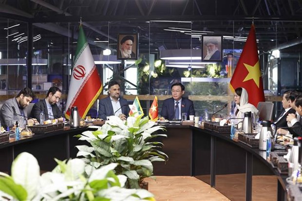 Vuong Dinh Hue, presidente de la Asamblea Nacional de Vietnam, y el primer vicepresidente de Irán, Mohammad Mokhber, en una reunión con el Centro de Tecnología e Innovación de Irán. Vuong Dinh Hue, presidente de la Asamblea Nacional de Vietnam, y el primer vicepresidente de Irán, Mohammad Mokhber, en una reunión con el Centro de Tecnología e Innovación de Irán.