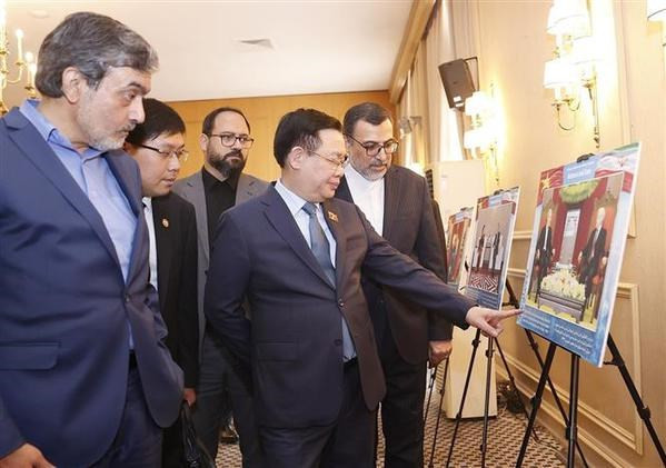 El presidente de la Asamblea Nacional de Vietnam, Vuong Dinh Hue, visita la exposición fotográfica sobre las relaciones entre Vietnam e Irán. El presidente de la Asamblea Nacional de Vietnam, Vuong Dinh Hue, visita la exposición fotográfica sobre las relaciones entre Vietnam e Irán.