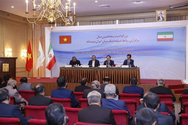 El presidente de la Asamblea Nacional de Vietnam, Vuong Dinh Hue, conversan con eruditos e investigadores de Irán en el Instituto IPIS.