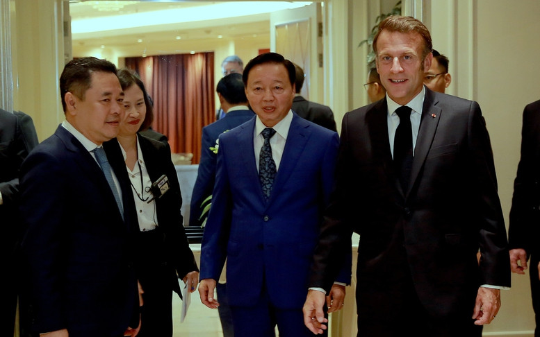 El presidente francés, Emmanuel Macron (primero a la derecha) y el vice primer ministro vietnamita Tran Hong Ha (centro). (Fotografía: VGP)