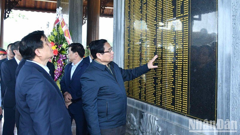 El premier Pham Minh Chinh ojea la estela conmemorativa. El premier Pham Minh Chinh ojea la estela conmemorativa.