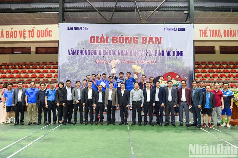 Los delegados de Nhan Dan en la premiación del torneo.