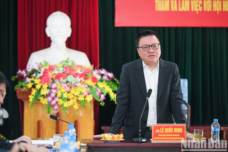 El compañero Le Quoc Minh da sus palabras.