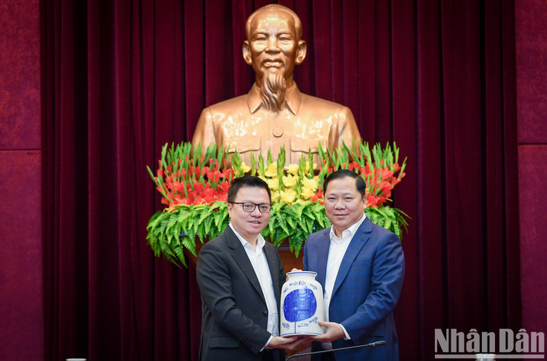 El jefe de Nhan Dan entrega un regalo al secretario del Comité del PCV en Hoa Binh, Nguyen Phi Long.