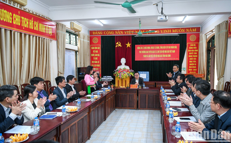 En la reunión con la Asociación de Periodistas en Hoa Binh.
