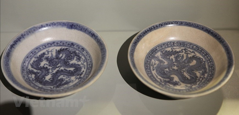 Este es el conjunto de cinco discos divididos en dos grupos. El primer grupo consta de cuatro discos profundos con formas similares con motivos de dragones.