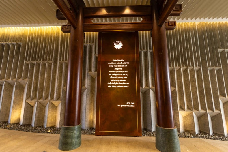 El espacio de adoración en el Templo es como un puente sagrado entre la vida actual de las personas y los reinos sagrados del cielo y la tierra, un puente invisible que conecta y armoniza el yin y el yang. El espacio de adoración en el Templo es como un puente sagrado entre la vida actual de las personas y los reinos sagrados del cielo y la tierra, un puente invisible que conecta y armoniza el yin y el yang.