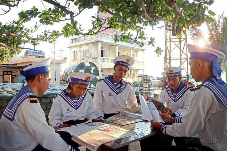 Los soldados de la isla de An Bang se actualizan información mediante libros y periódicos después del estudio y el entrenamiento. Los soldados de la isla de An Bang se actualizan información mediante libros y periódicos después del estudio y el entrenamiento.