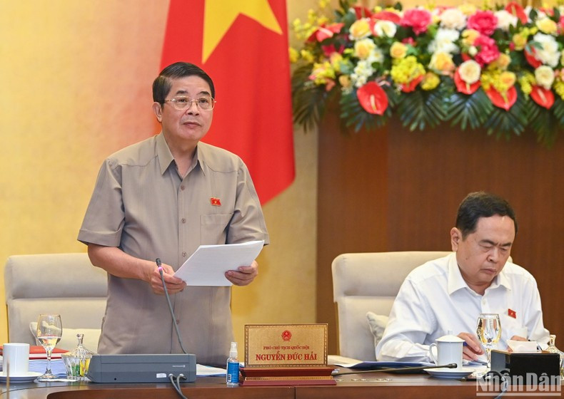 El vicepresidente del máximo órgano legislativo Nguyen Duc Hai dirige el debate sobre el proyecto de Ley de Recursos Hídricos (modificada).