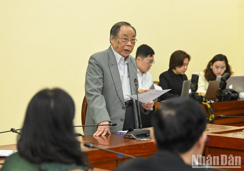 Un erudito aporta sus opiniones. Un erudito aporta sus opiniones.