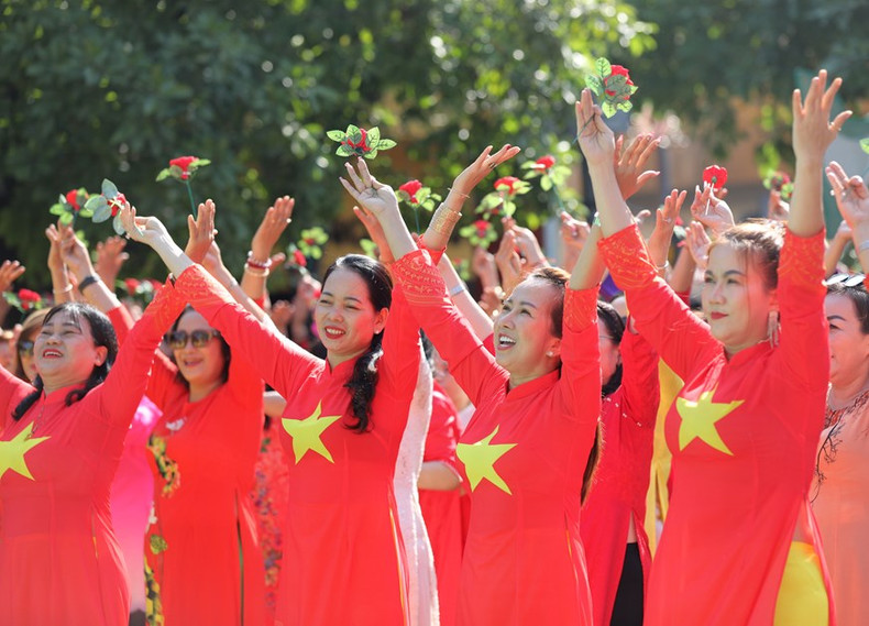En la actuación participan muchas mujeres que se visten de Ao dai con los colores de la bandera vietnamita. (Fotografía: Revista Vietnam)