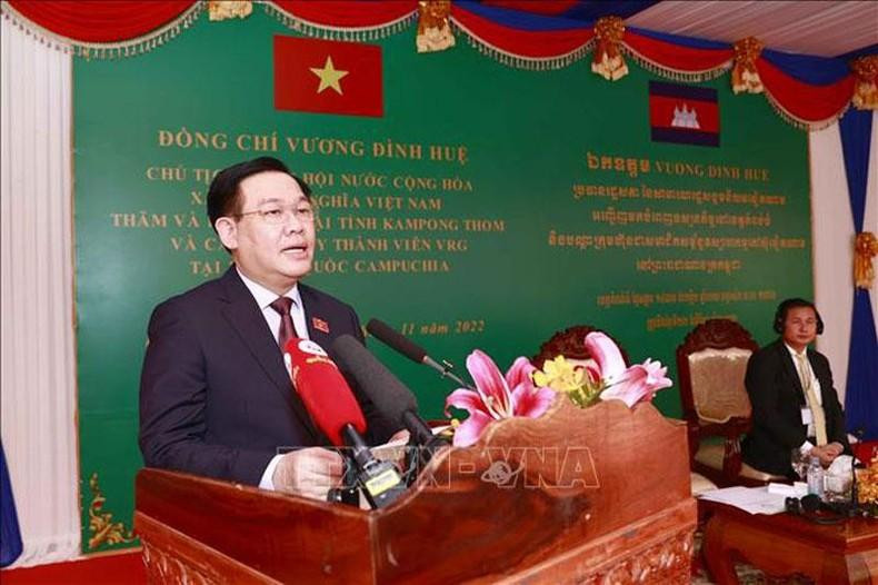 El jefe del Legislativo se dirige a los compatriotas que trabajan en el complejo cauchero en Kampong Thom.