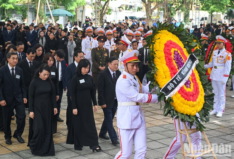 La delegación del Ministerio de Salud Pública, encabezada por Dao Hong Lan, miembro del Comité Central del PCV y titular de la cartera.