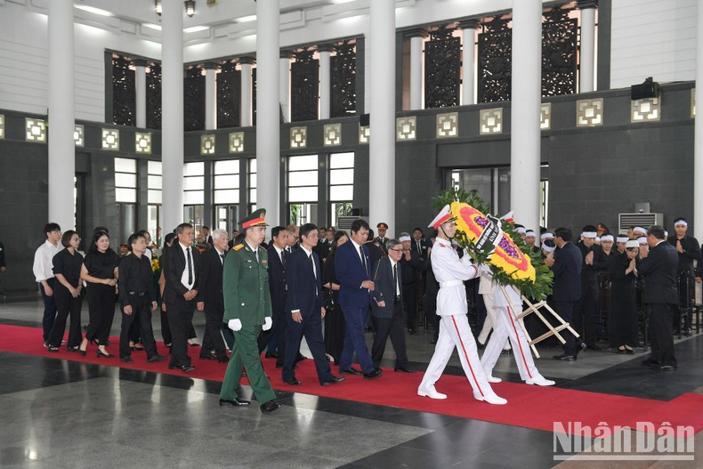 La delegación de la escuela de bachillerato de Nguyen Gia Thieu, donde estudió el fallecido. La delegación de la escuela de bachillerato de Nguyen Gia Thieu, donde estudió el fallecido.