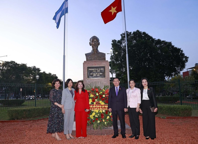 Los participantes en la ceremonia se toman fotos.