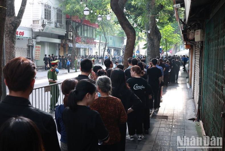 Aunque no se permite al público visitar el velatorio hasta las 18.00 horas del 25 de julio, la gente empieza a hacer cola mucho antes.