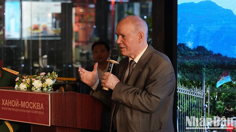 Nikolai Kolesnik, presidente de la Asociación de Veteranos rusos que trabajaron en Vietnam, da palabras. Nikolai Kolesnik, presidente de la Asociación de Veteranos rusos que trabajaron en Vietnam, da palabras.