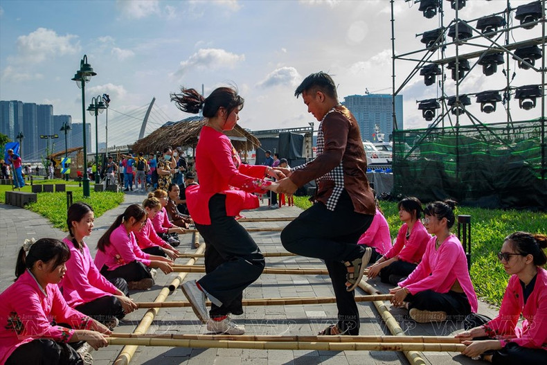 Muchos juegos folclóricos se llevan a cabo durante el primer Festival fluvial de Ciudad Ho Chi Minh, en el área del parque Ben Bach Dang (Distrito 1).
