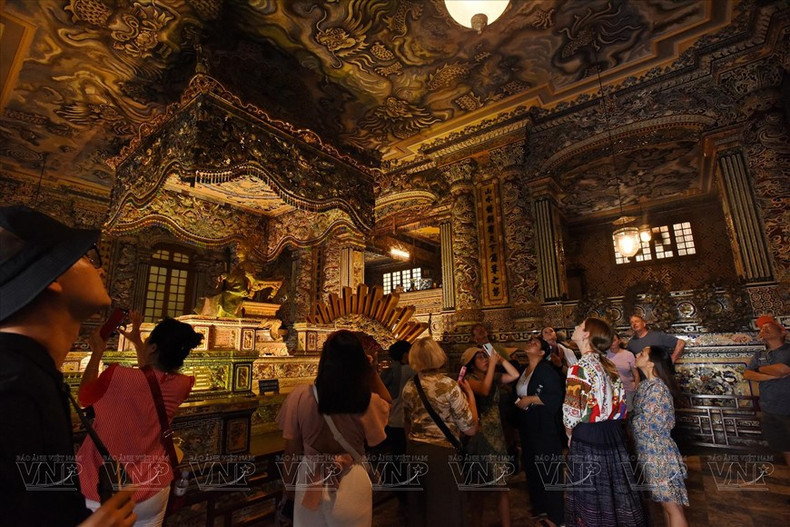 Los turistas descubren la espléndida y mágica belleza del interior del mausoleo del rey Khai Dinh (1916-1925), el duodécimo emperador de la dinastía Nguyen. Los turistas descubren la espléndida y mágica belleza del interior del mausoleo del rey Khai Dinh (1916-1925), el duodécimo emperador de la dinastía Nguyen.