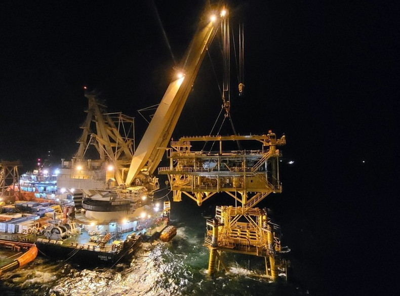 El barco grúa Hoang Sa instala la plataforma BK-23 a la base. El barco grúa Hoang Sa instala la plataforma BK-23 a la base.