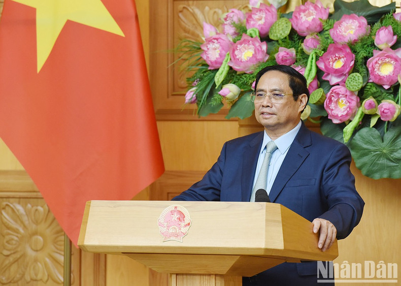 Al dar sus palabras, el dirigente valoró altamente las operaciones y el sentido de responsabilidad de la comunidad empresarial estadounidense en Vietnam en los últimos tiempos. Al dar sus palabras, el dirigente valoró altamente las operaciones y el sentido de responsabilidad de la comunidad empresarial estadounidense en Vietnam en los últimos tiempos.