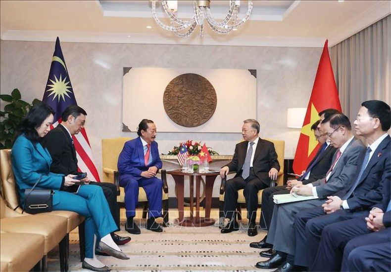 Escena de la reunión entre el dirigente vietnamita y Vincent Tan Chee Yioun, ejecutivo del grupo Berjaya. Escena de la reunión entre el dirigente vietnamita y Vincent Tan Chee Yioun, ejecutivo del grupo Berjaya.