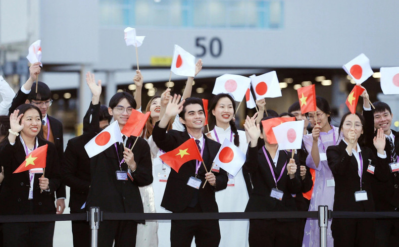 Funcionarios del Consulado General de Vietnam y la comunidad connacional en Fukuoka se despiden del jefe de Estado. Funcionarios del Consulado General de Vietnam y la comunidad connacional en Fukuoka se despiden del jefe de Estado.
