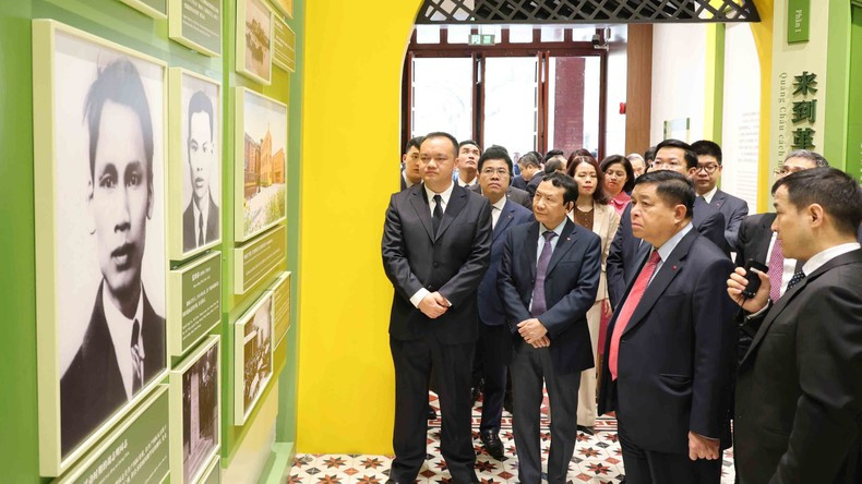 El vice primer ministro vietnamita Nguyen Chi Dung visita el sitio histórico de la Liga de la Juventud Revolucionaria de Vietnam en Guangzhou, en la provincia de Guangdong. (Fotografía: Nhan Dan)
