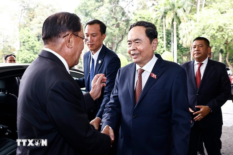El presidente de la Asamblea Nacional de Vietnam, Tran Thanh Man, recibe al presidente del Partido Popular de Camboya, Hun Sen.