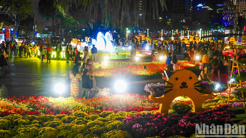Una calle de flores atrae a numerosos visitantes. Una calle de flores atrae a numerosos visitantes.