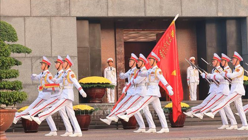 La guardia de honor marcha por el Mausoleo dedicado al Presidente Ho Chi Minh.