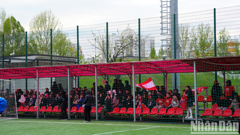 Aunque ocupados, vendedores vietnamitas en Sadovod arreglaron el tiempo para llegar al estadio y animar a los jugadores.